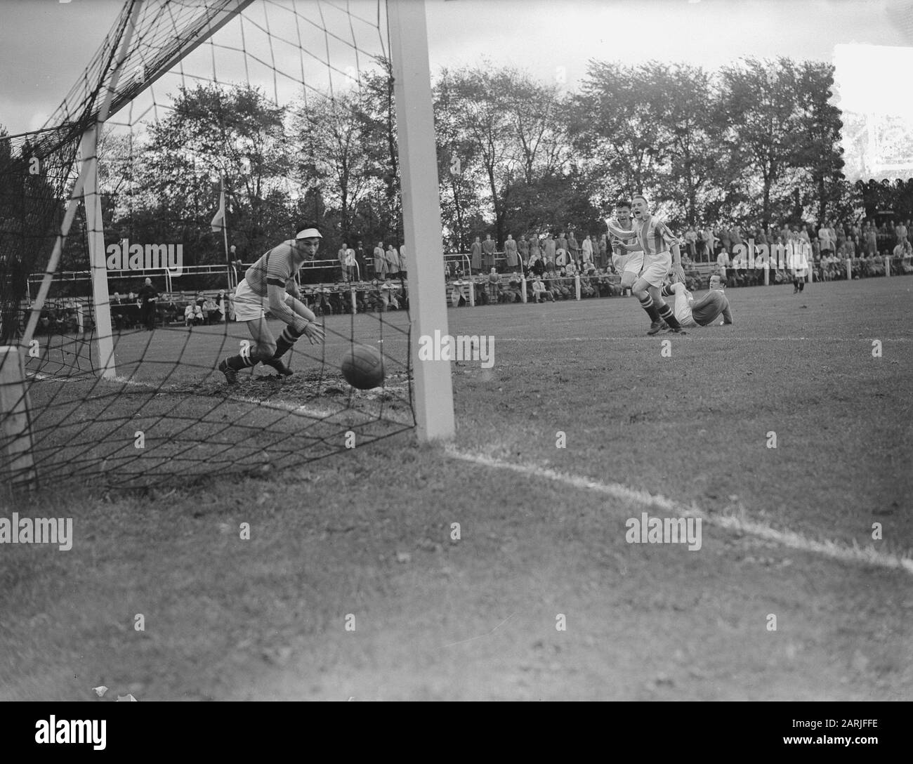 DWS contro Heerenveen, gamemoment obiettivo Data: 12 settembre 1954 luogo: Friesland, Heerenveen Parole Chiave: Calcio Goalpoints, sport Foto Stock