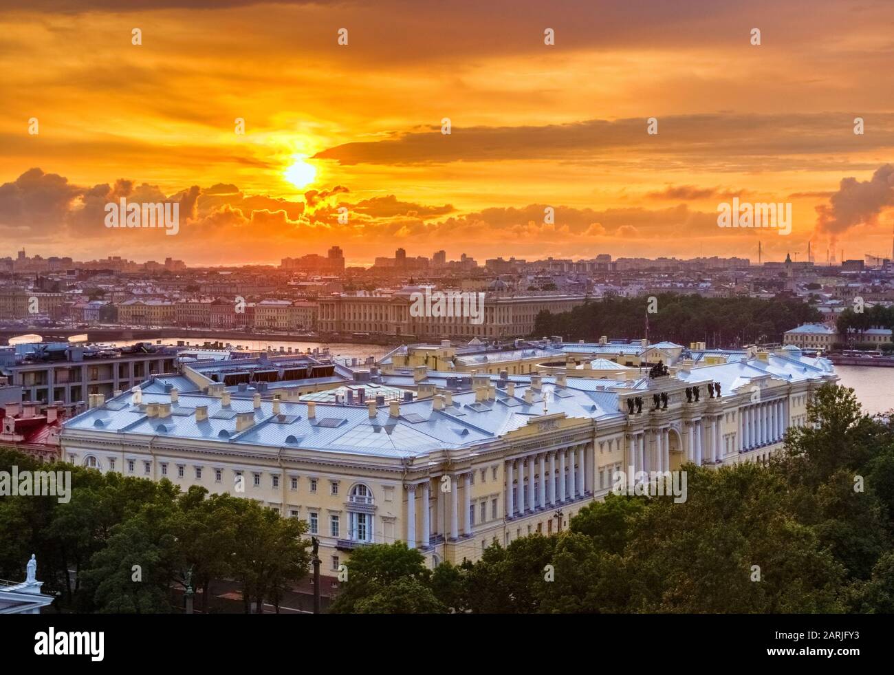 Vista dalla biblioteca presidenziale, dal fiume Neva e dal quartiere Vasileostrovsky al tramonto. San Pietroburgo, Russia. Foto Stock