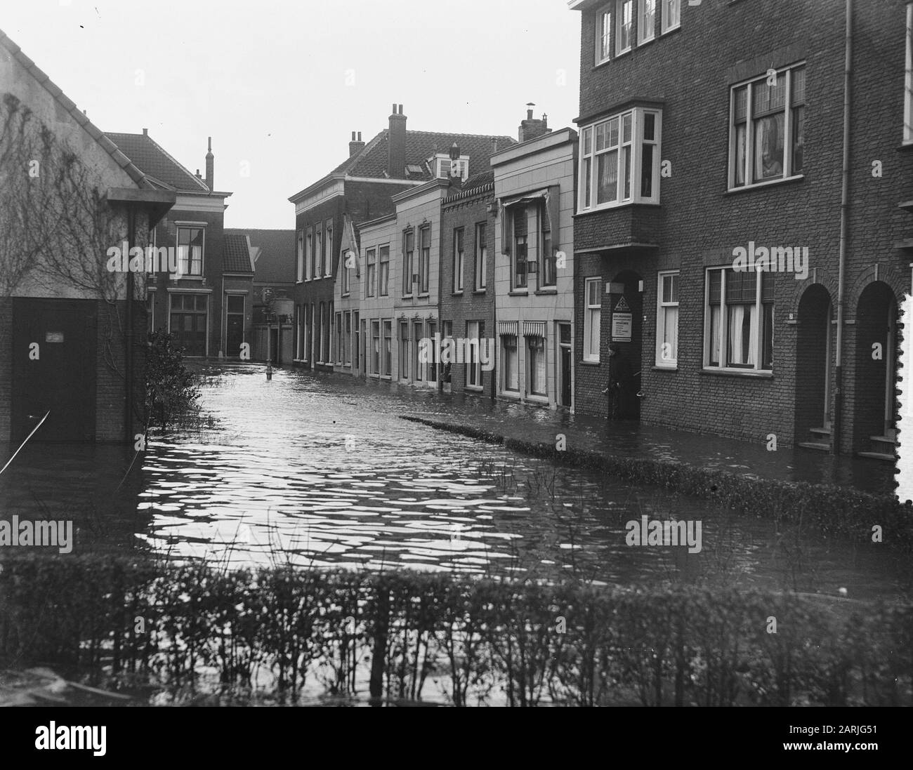 Alta acqua in Dordrecht, strade subacquee. 'T Hoogt/Twintighuizen Data: 23 dicembre 1954 luogo: Dordrecht Parole Chiave: Inondazioni, città Foto Stock