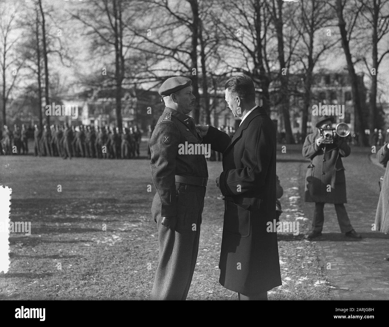 Cerimonia di premiazione a ventiquattro soldati e civili ex volontari coreani Data: 11 febbraio 1955 Parole Chiave: Cittadino, volontari coreani, MITARY, premi Foto Stock