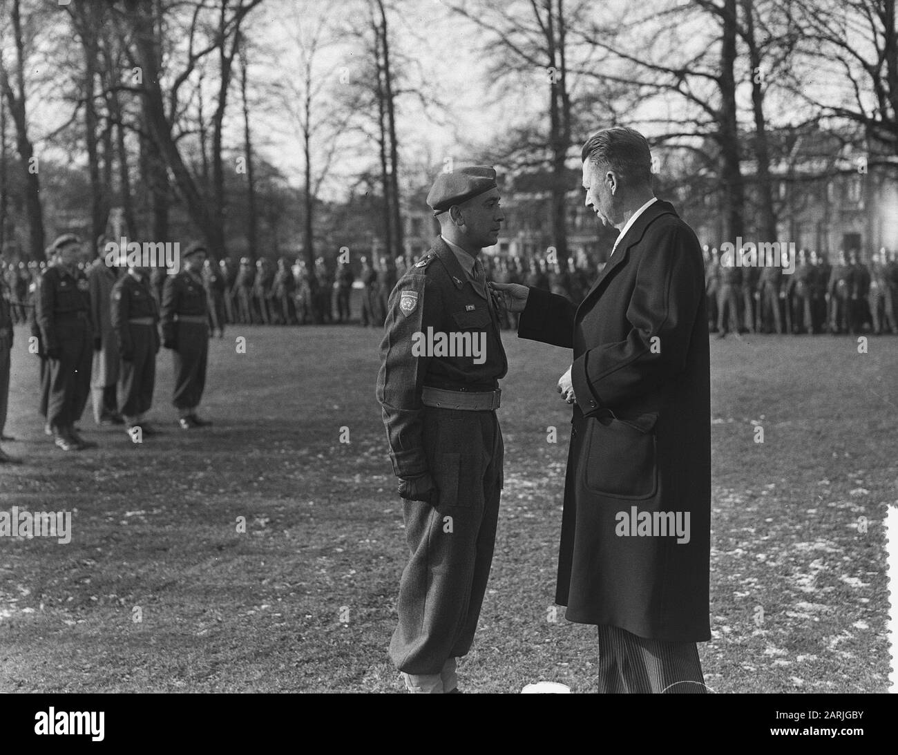 Cerimonia di premiazione a ventiquattro soldati e civili ex volontari coreani Data: 11 febbraio 1955 Parole Chiave: Cittadino, volontari coreani, MITARY, premi Foto Stock