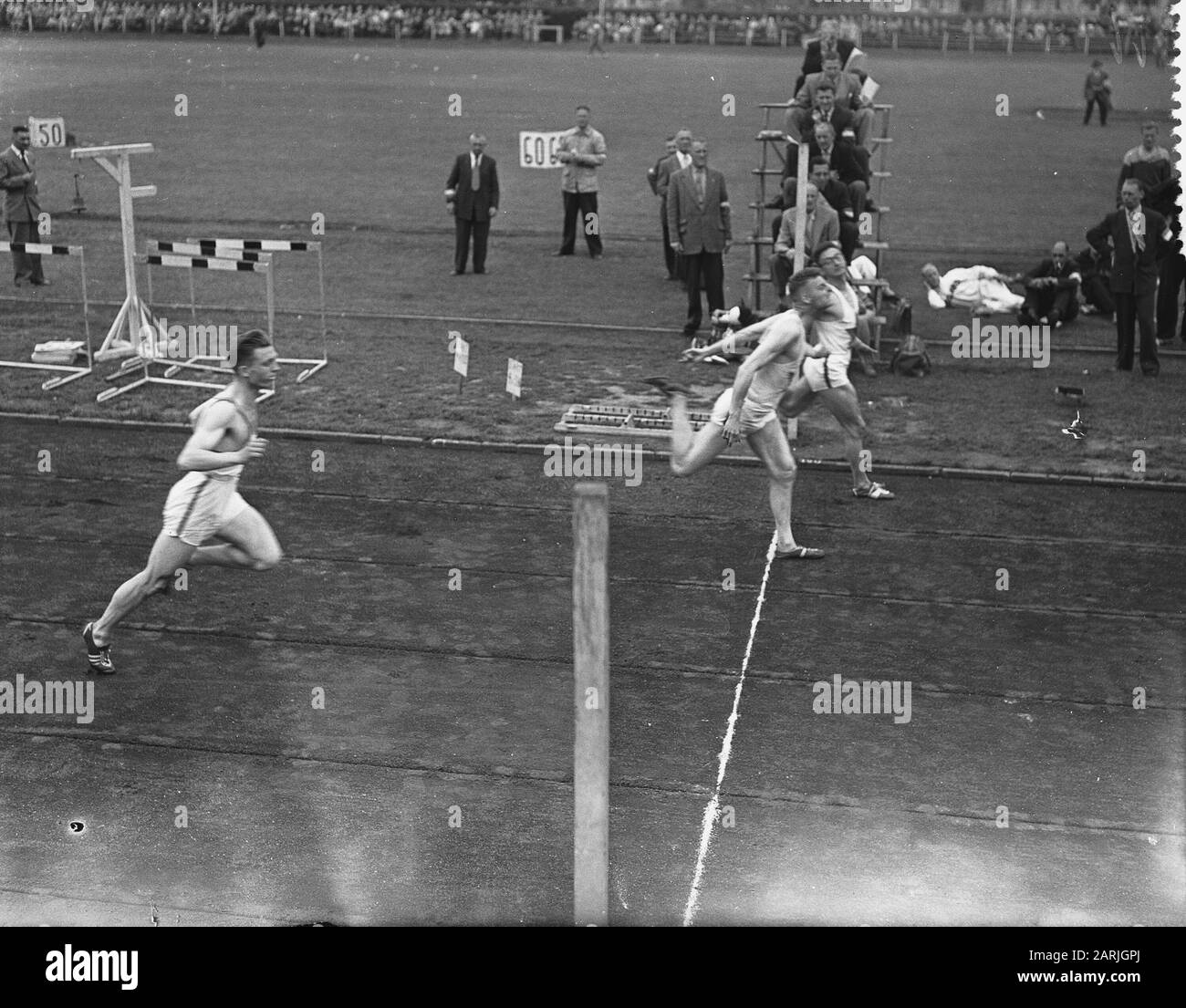 Concorso Internazionale Atletica Pro Patria Rotterdam, finisci 100 m uomini Data: 3 Luglio 1955 Località: Rotterdam, Zuid-Holland Parole Chiave: Atletica, sport Foto Stock
