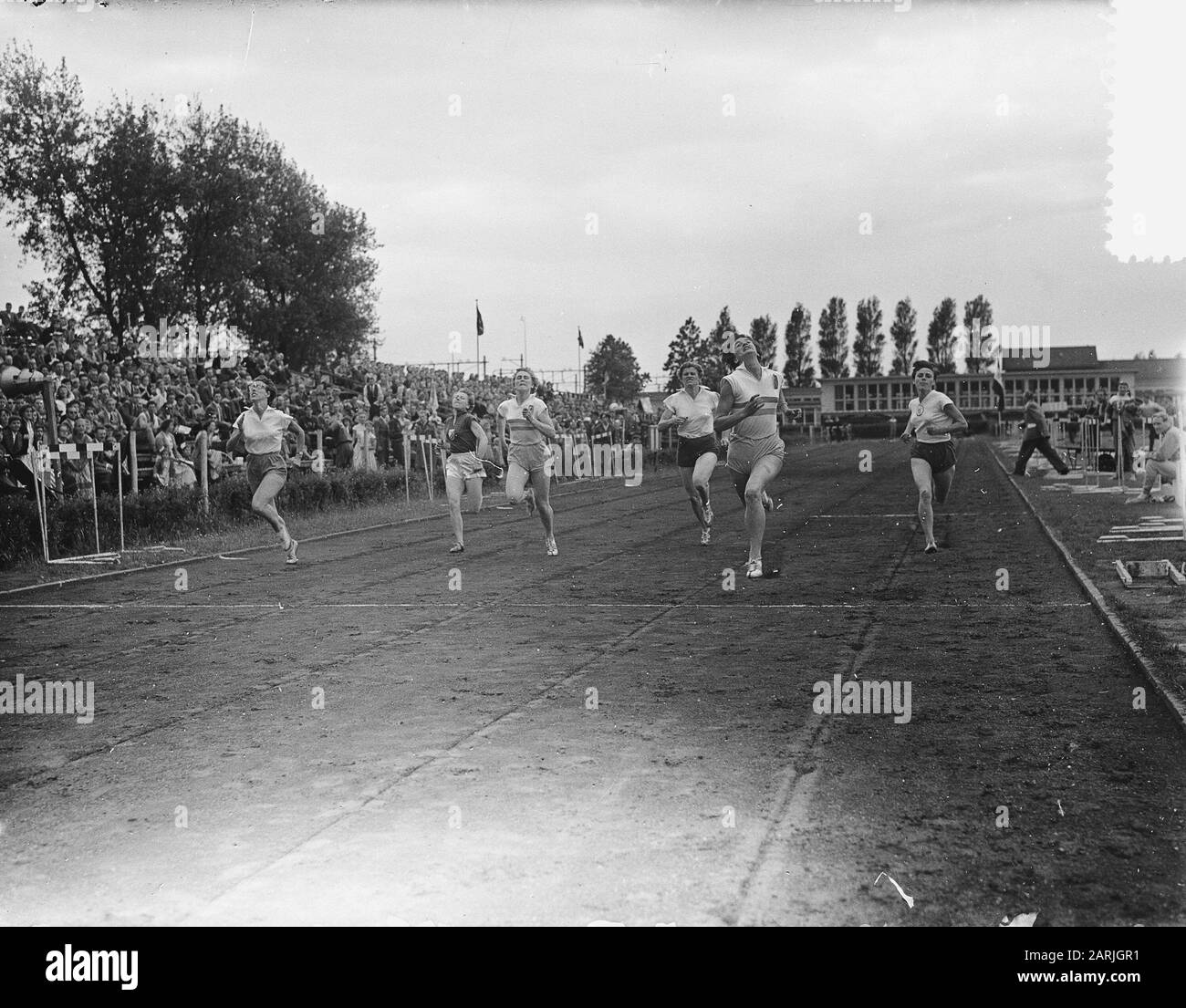 Concorso Internazionale di Atletica Pro Patria Rotterdam, finitura 100 m Signore Data: 3 Luglio 1955 Località: Rotterdam, Zuid-Holland Parole Chiave: Atletica, sport Foto Stock