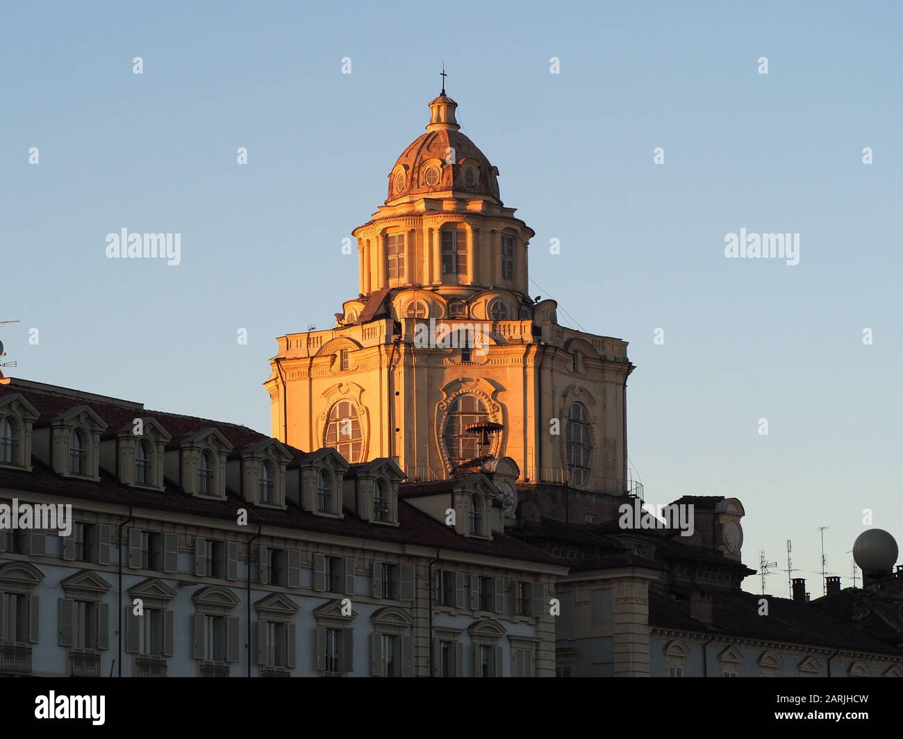 Cupola della chiesa di San Lorenzo in Piazza Castello a Torino Foto Stock