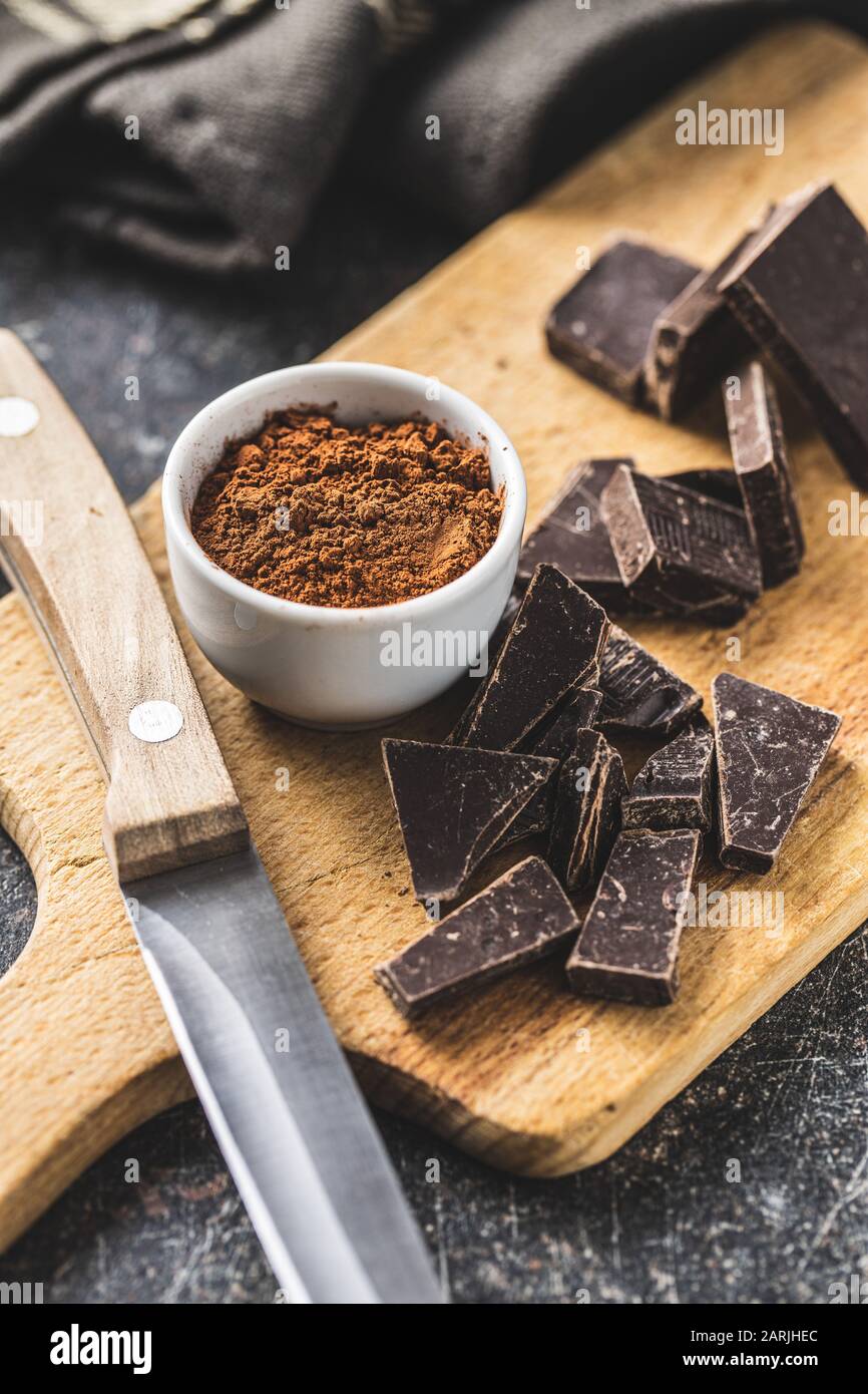 Cioccolato fondente e cacao in polvere nel recipiente. Foto Stock