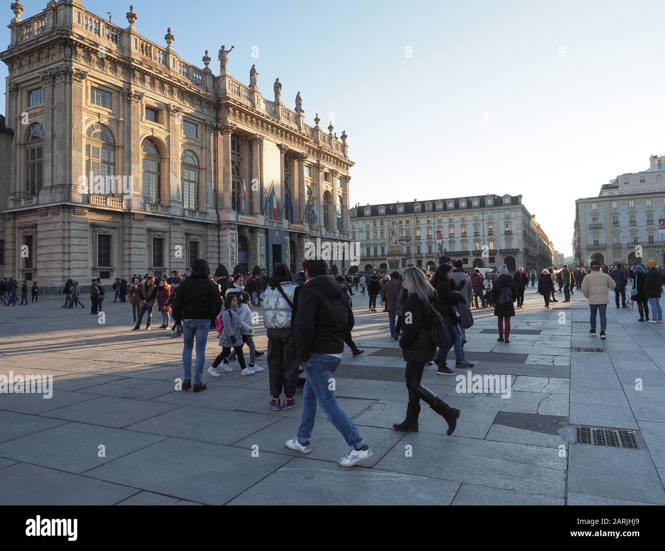 Torino, ITALIA - CIRCA GENNAIO 2020: Persone in Piazza Castello Foto Stock