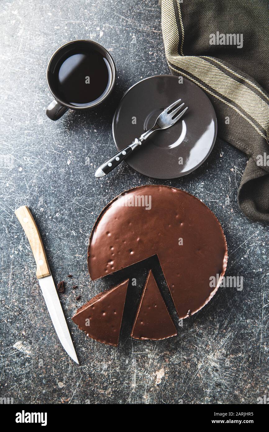 Torta brownies al cioccolato e tazza di caffè su vecchio tavolo da cucina. Foto Stock