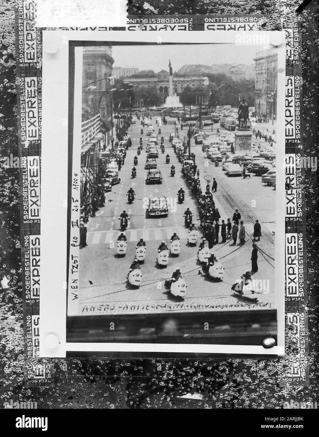 Visita di Stato Austria, tour dopo l'arrivo Data: 21 maggio 1962 Località: Austria Parole Chiave: Tour in auto, arrivi, visite di stato Foto Stock