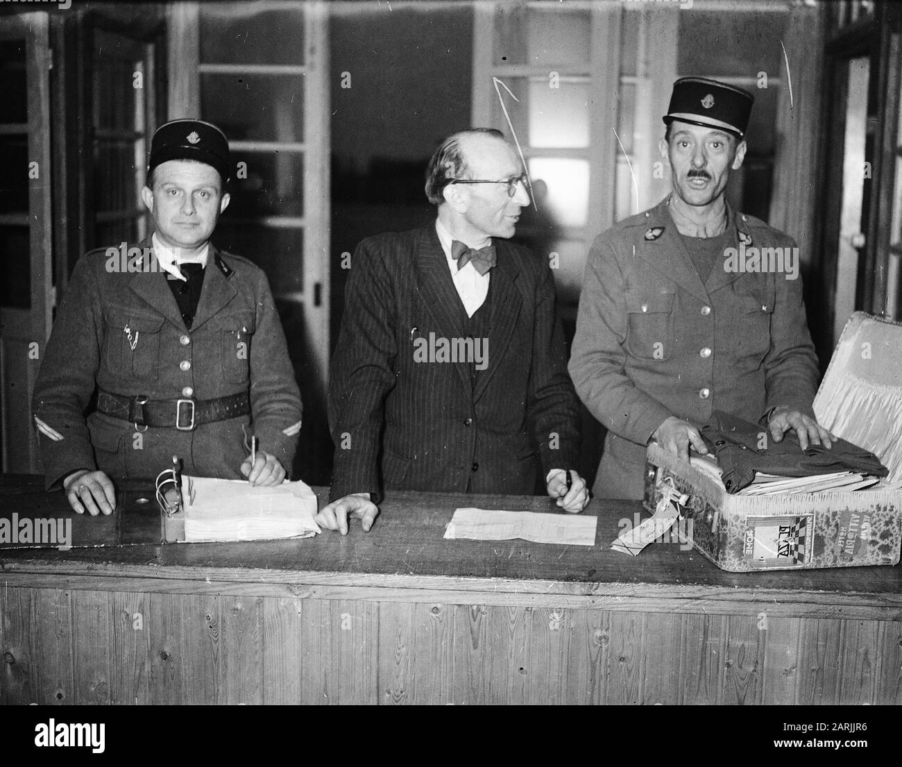 Gli ufficiali doganali cercano la valigia di un viaggiatore Data: 26 Febbraio 1948 Parole Chiave: Ufficiali doganali Foto Stock