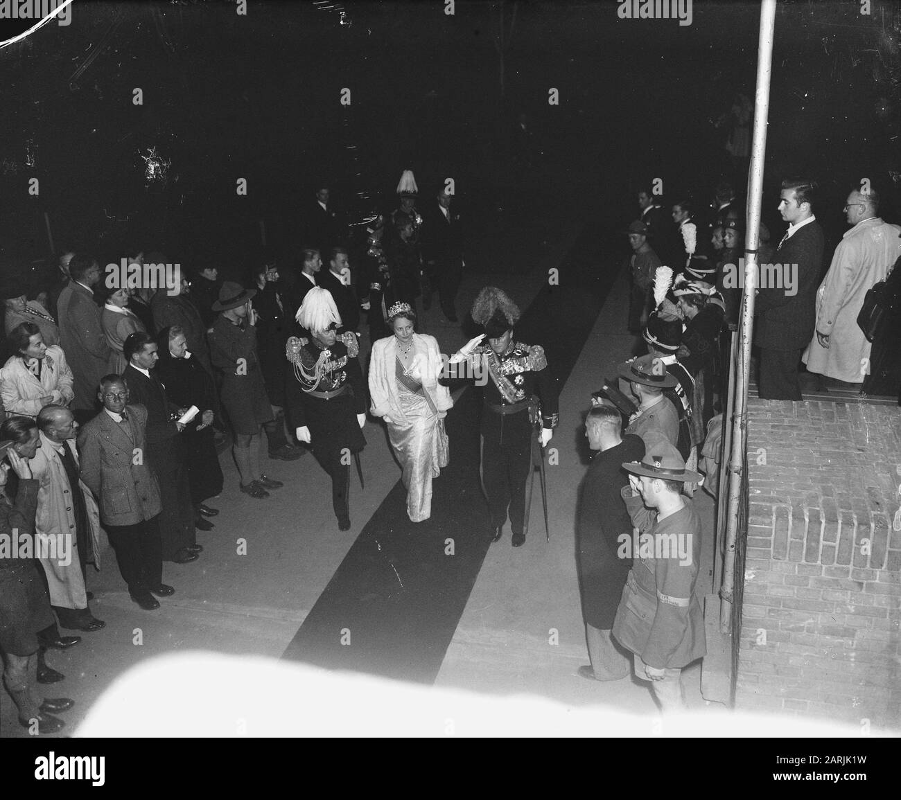 Abdicazione Regina Wilhelmina/Inaugurazione Della Regina Juliana Inaugurazione Regina Juliana. Arrivo del Principe ereditario Olav e della Principessa ereditaria Märtha di Norvegia allo Stadio Olimpico di Amsterdam, per partecipare al Kroningspel, come fine del giorno di Inaugurazione. Data: 6 settembre 1948 luogo: Amsterdam, Noord-Holland Parole Chiave: Inaugurazioni, casa reale, spettacoli Nome personale: Martha princess, Olav, Prince of Norway Nome istituzione: Olympic Stadium Foto Stock