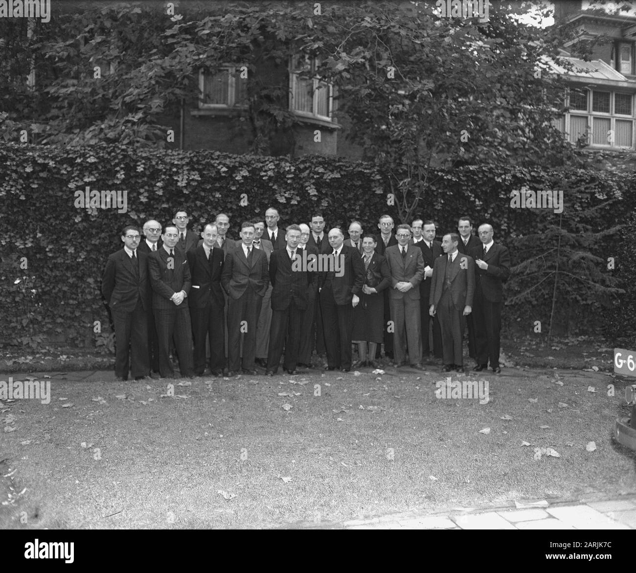 Un gruppo di giornalisti in posa con il primo Ministro Schermerhorn Data: 1945 Parole Chiave: Seconda guerra mondiale, informazioni Nome personale: Schermerhorn, W. Foto Stock