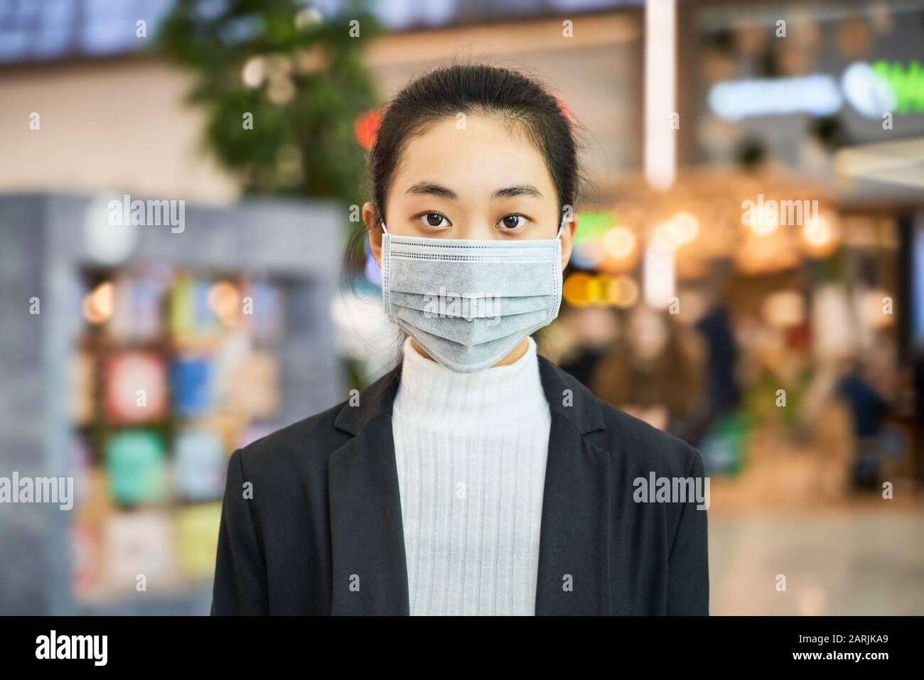Una femmina indossa maschera medica, coronavirus 2019-nCoV Foto Stock