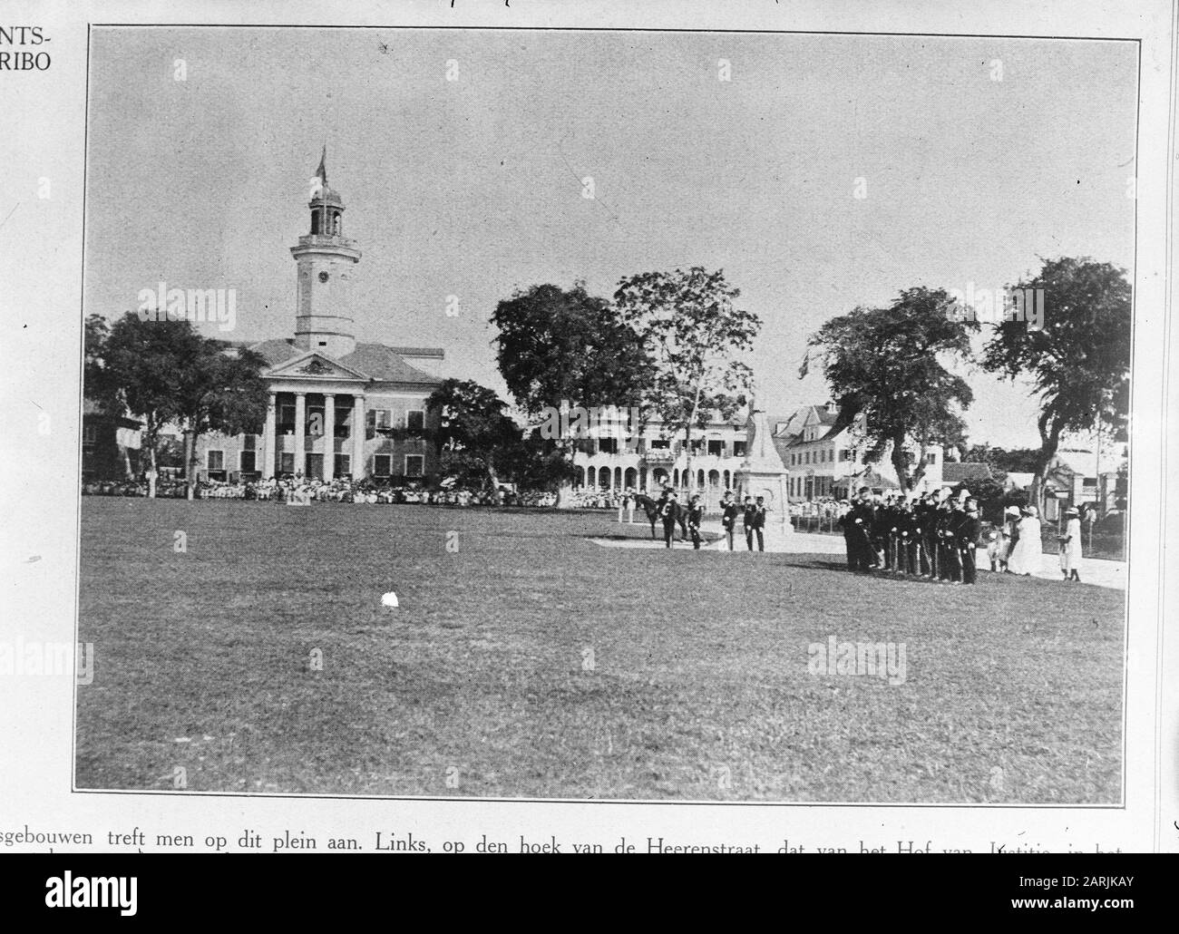 Wi [Indie Occidentali]/Anfo London Series il Wilhelminaplein di Paramaribo con la costruzione del Dipartimento delle Finanze. Proprio alla statua della regina Wilhelmina una guardia militare d'onore Annotazione: Repronegative. La piazza fu chiamata in seguito Oranjeplein ed ora si chiama Piazza dell'Indipendenza. La statua della regina Wilhelmina fu spostata nel forte.   Data: {1940-1945} luogo: Paramaribo, Suriname Parole Chiave: Capitali, edifici governativi, statue, seconda guerra mondiale Foto Stock
