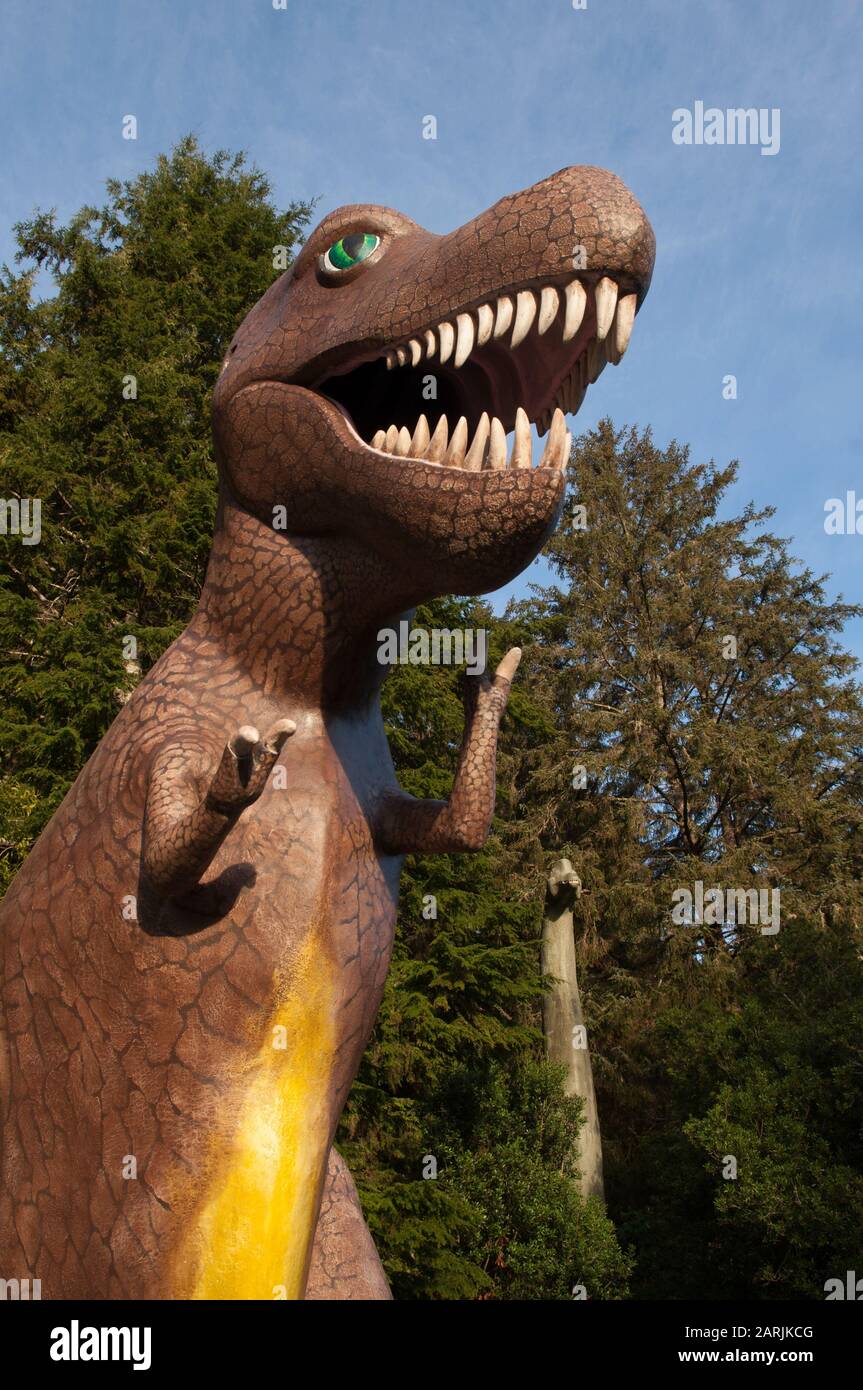 Statua Di Dinosauro Presso I Prehistoric Gardens, Autostrada 101, Costa Meridionale Dell'Oregon. Foto Stock