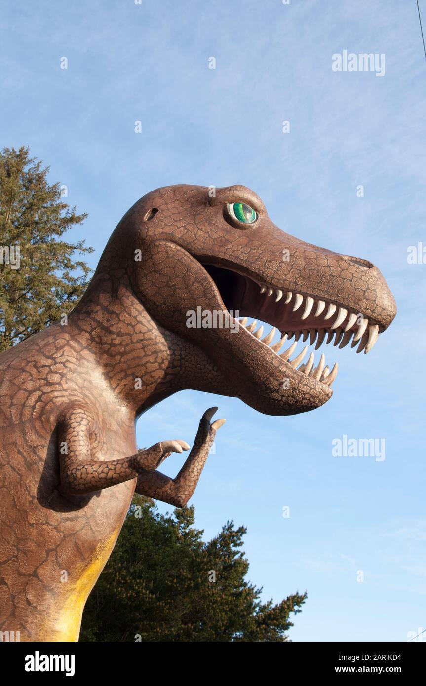 Statua Di Dinosauro Presso I Prehistoric Gardens, Autostrada 101, Costa Meridionale Dell'Oregon. Foto Stock