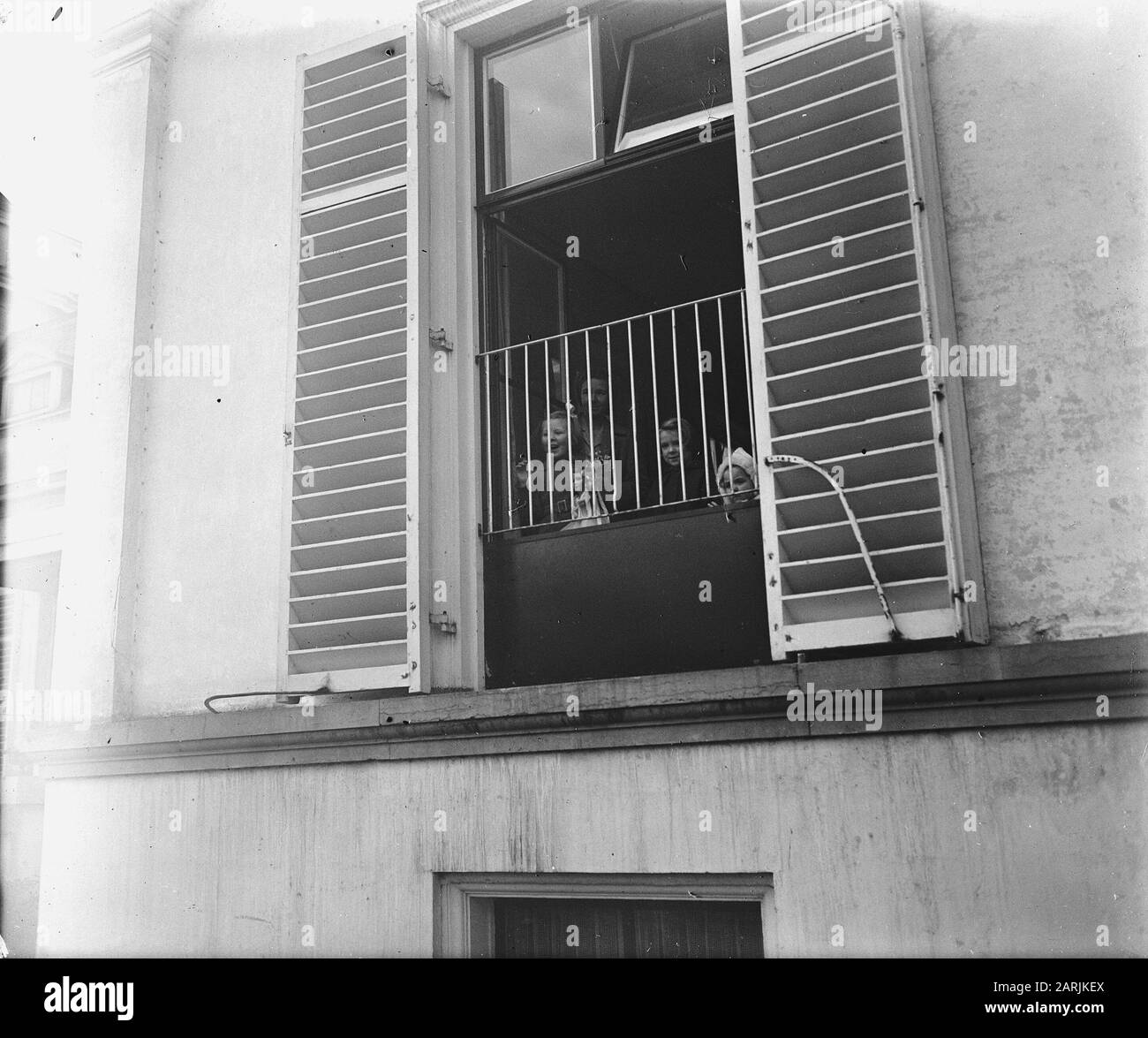 La famiglia principesca di fronte ad una delle finestre del Palazzo Data: 31 gennaio 1946 Parole Chiave: Famiglia, PALAREA, Ramen, casa reale Foto Stock