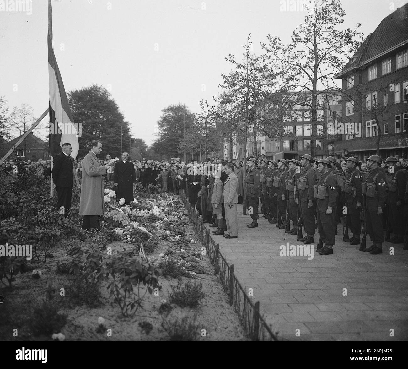 Prove generali per il gioco di Liberazione, che si svolge il 4 e 6 maggio 1946 nello Stadio Olimpico Commemorazione Fusillapiats Apollolaan Annotazione: Il 24 ottobre 1944 29 persone sono state qui dai tedeschi fucilati come reprisal Data: 3 maggio 1946 Località: Amsterdam Parole Chiave: Commemorazioni, vittime di guerra Foto Stock