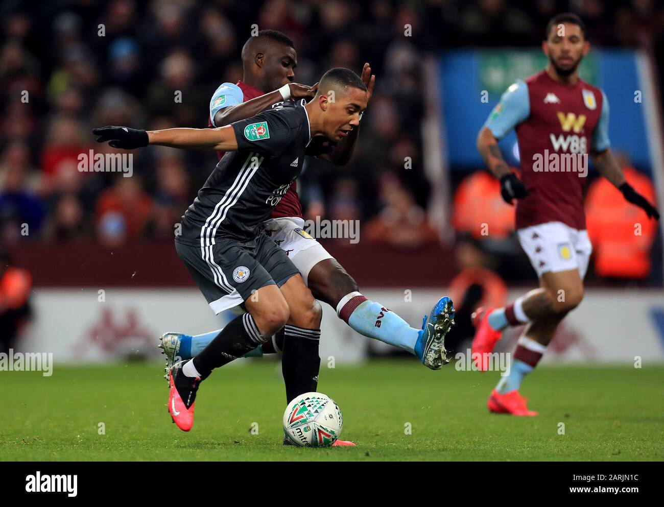 Youri Tielemans di Leicester City (a sinistra) durante la semifinale della Carabao Cup, seconda tappa a Villa Park, Birmingham. Foto Stock