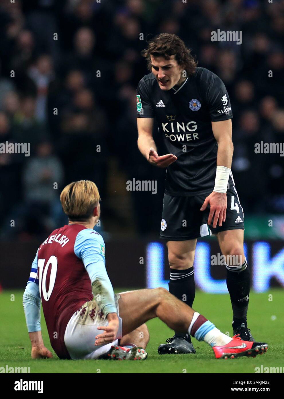 Caglar Soyuncu di Leicester City (a destra) e Jack Grealish di Aston Villa durante la semifinale della Carabao Cup, seconda tappa a Villa Park, Birmingham. Foto Stock