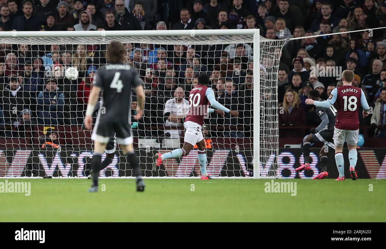 Kelechi Iheanacho di Leicester City segna il primo gol della partita durante la semifinale della Carabao Cup, seconda tappa a Villa Park, Birmingham. Foto Stock