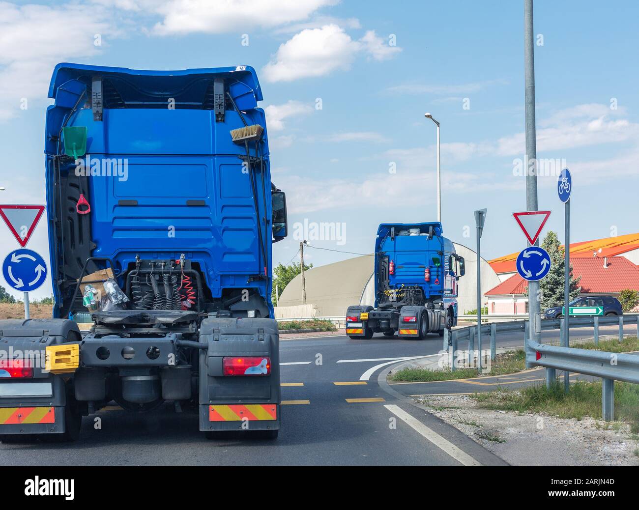 Due nuove cabine semi-Truck blu. Grandi trattori potenti vanno alla rotonda Foto Stock