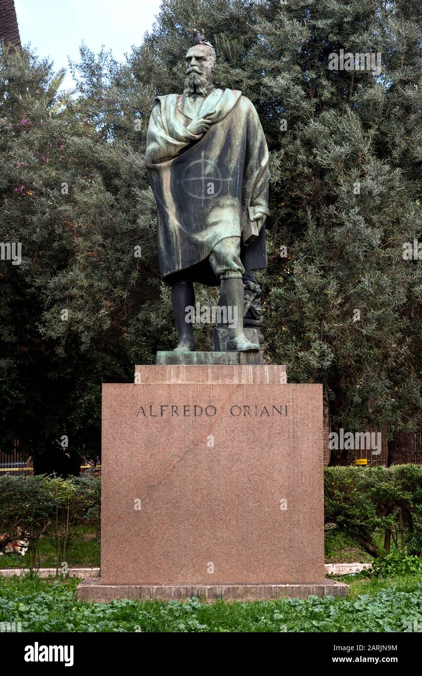 Statua di Alfredo Oriani, autore italiano, scrittore e critico sociale, nel Parco del Colle Oppio, Roma, Italia. Foto Stock