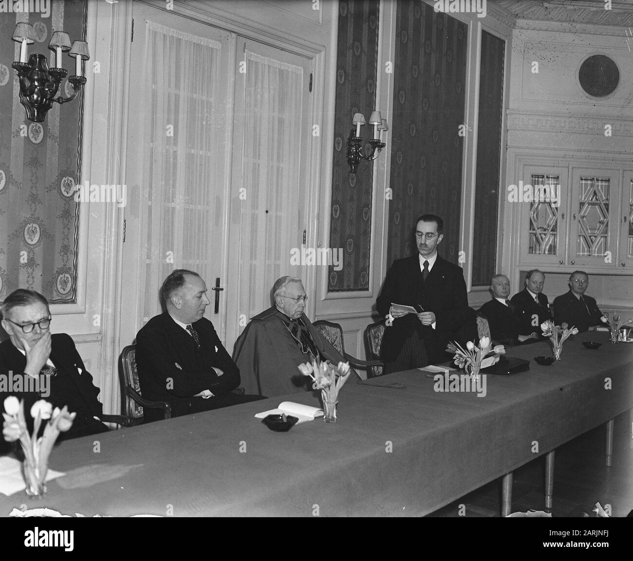 Incontro giubilare della Catholic Employers' Association presso il Victoria Hotel. Il Presidente apre la riunione Data: 2 Febbraio 1948 luogo: Amsterdam Parole Chiave: Anniversari, organizzazioni dei datori di lavoro Nome dell'istituzione: Victoria Hotel Foto Stock