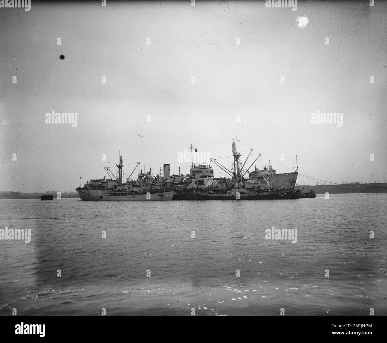 Varie navi navali sono ancorate intorno ad un freighter Annotazione: Sul display includono HD1 il MV 36, il MV 35, il MV 7 Data: 25 Gennaio 1948 Parole Chiave: Navy, navi militari, navi Foto Stock