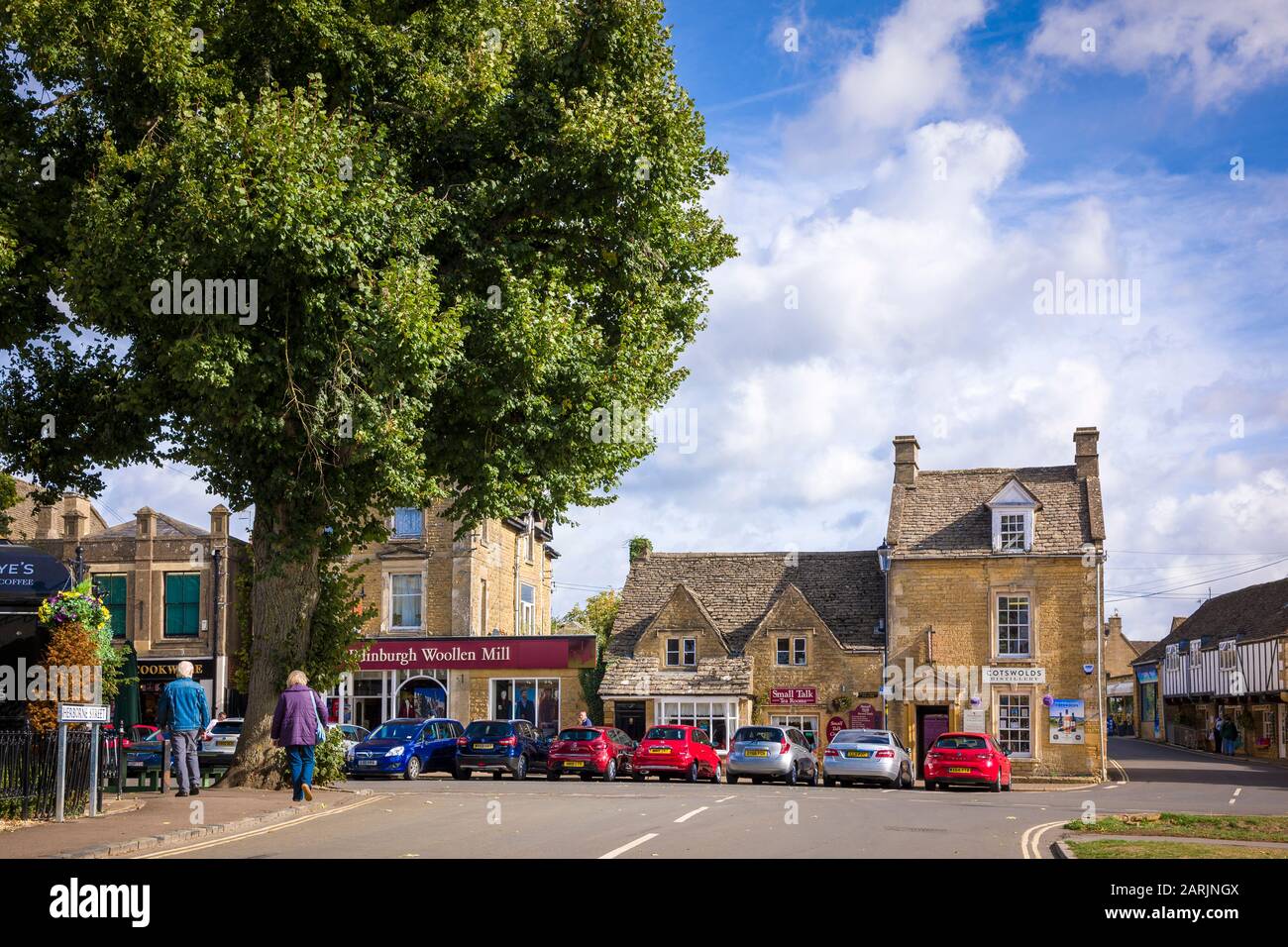Bourton on the Water è un affascinante villaggio inglese situato sul fiume Windrush e con edifici realizzati in pietra Cotswold classica Foto Stock