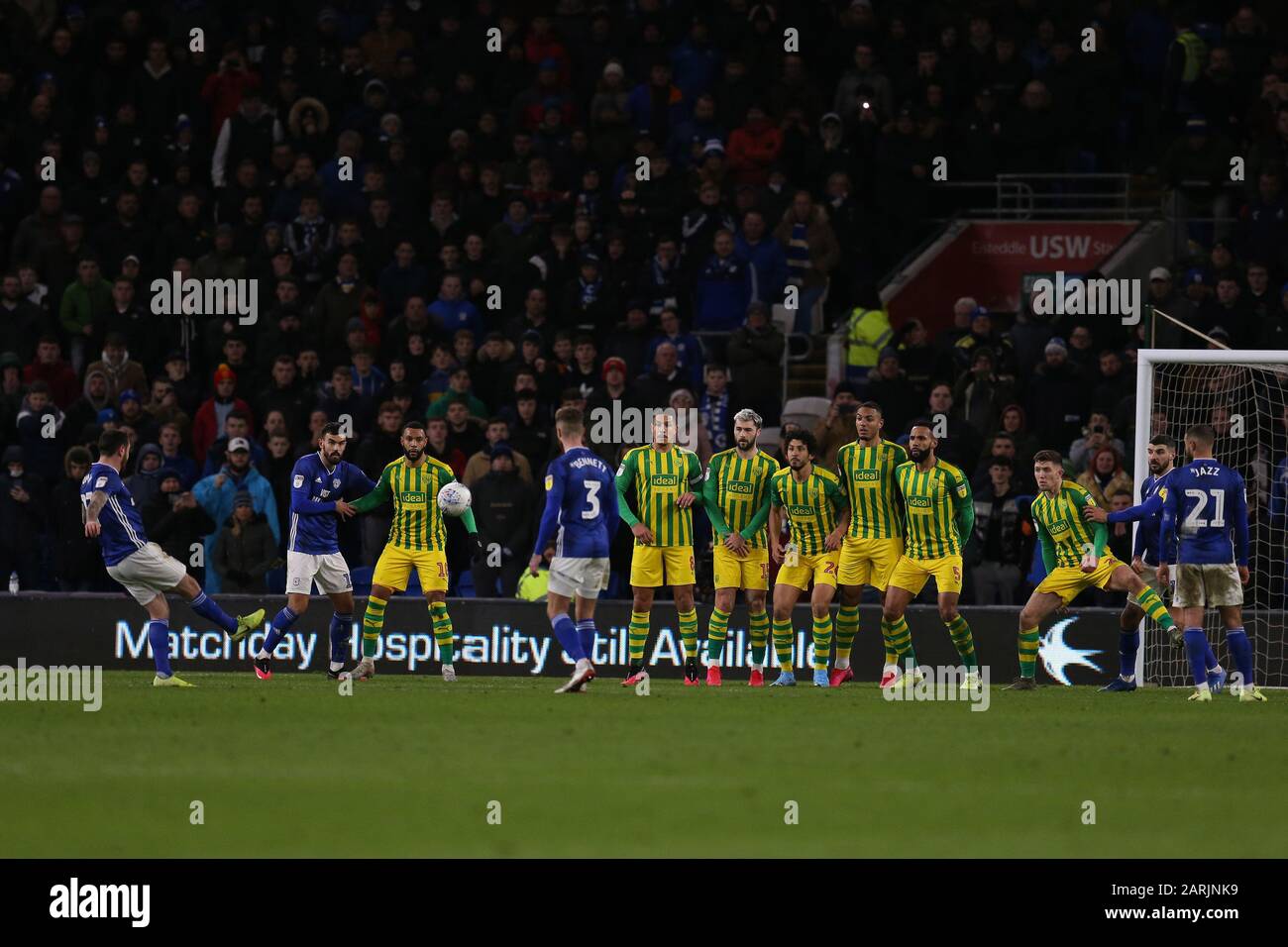 Cardiff, Regno Unito. 28th Gen 2020. Lee Tomlin della città di Cardiff (17) segna il suo 2nd goal da una partita di campionato free-kick.EFL Skybet, Cardiff City contro West Bromwich Albion al Cardiff City Stadium martedì 28th gennaio 2020. Questa immagine può essere utilizzata solo a scopo editoriale. Solo uso editoriale, licenza richiesta per uso commerciale. Nessun utilizzo nelle scommesse, nei giochi o nelle singole pubblicazioni club/campionato/giocatore. PIC by Andrew Orchard/Andrew Orchard sports photography/Alamy Live News Credit: Andrew Orchard sports photography/Alamy Live News Foto Stock