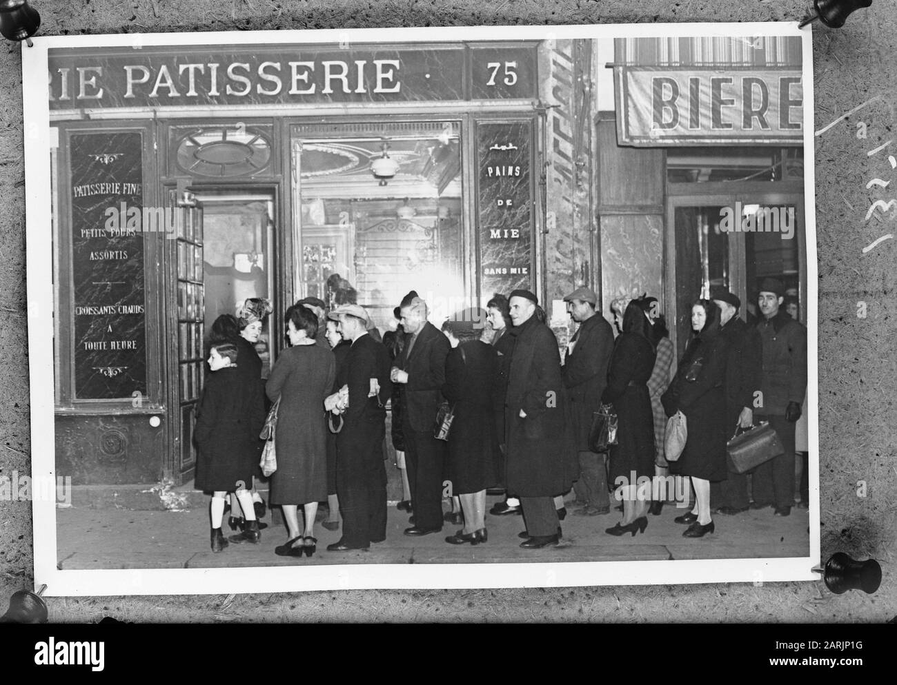 Row People for Bakery in Paris Data: 7 gennaio 1946 luogo: Francia, Parigi Parole Chiave: Persone, file, negozi Foto Stock