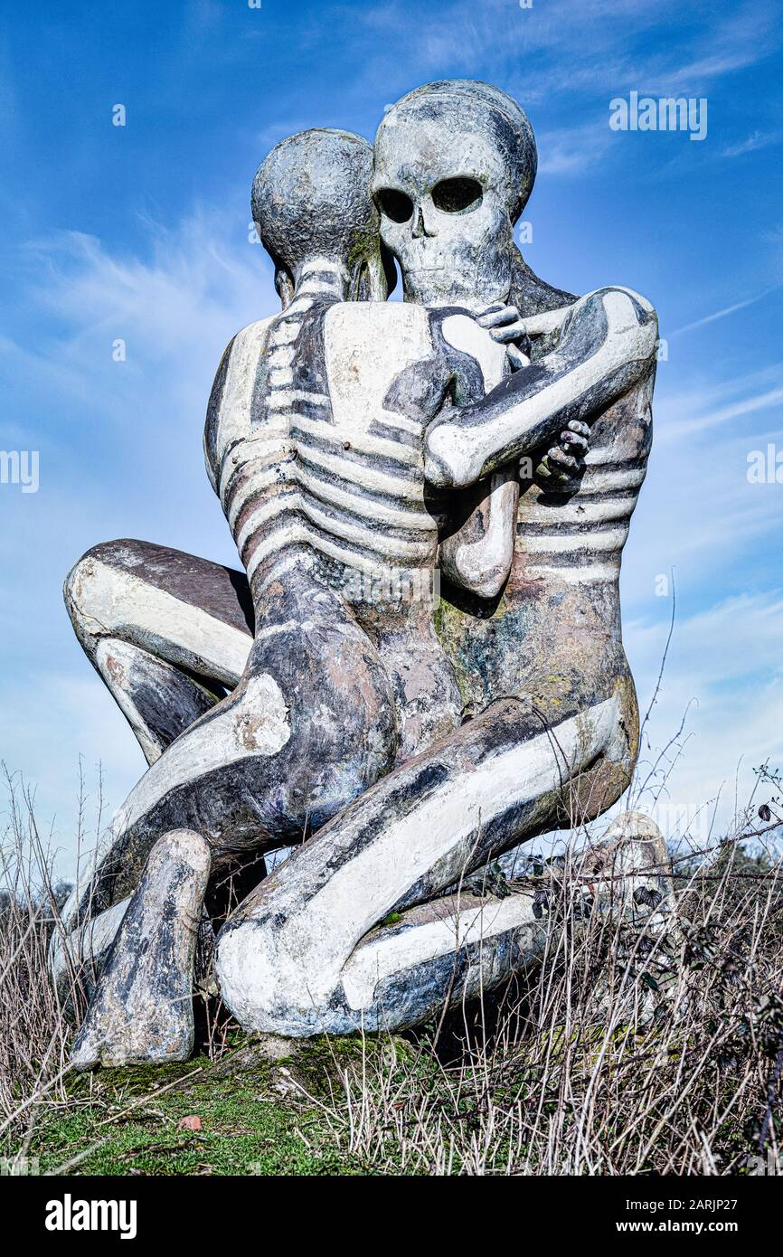 "La sopravvivenza dei Nuba" In un campo isolato vicino a un fienile fatiscente si trova questa agghiacciante rappresentazione della situazione dei popoli nuba del Sudan. Foto Stock