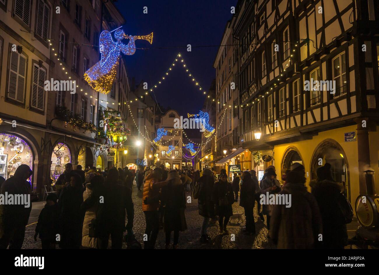 Natale e Capodanno illuminazione tra le case fahwerk a Strassbourg Foto Stock