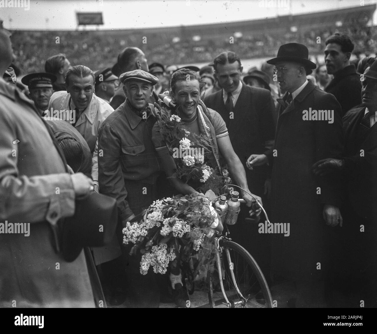 «Lëtzebuergesch: De Jang Goldschmit, zweet Plaz an der éischter Editioun vun der Ronde van Nederland den 2. Mee 1948. Nederlands: Collectie / Archief Fotocollectie Anefo Reportage / Serie Onbekend Beschrijving Ronde Van Nederland. Goldschmidt incontrò krans Datum 2 mei 1948 Trefwoorden ronden Persoonsnaam Goldschmidt Fotografa Snikkers, … / Anefo Auteursrechthebbende Nationaal Archief Materiaalsoort Glasnegatief Nummer archivefinventaris bekijk toegang 2.24.01.09 Bestanddenummer '-7902; Foto Stock
