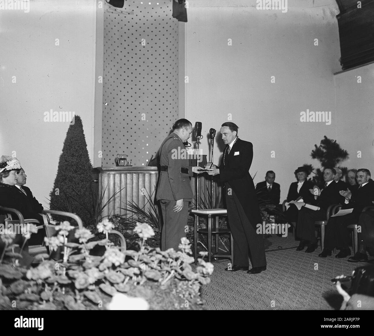 Generale Foulkes. Sindaco di Wageningen presenta targa Data: 3 maggio 1948 Località: Gelderland, Wageningen Parole Chiave: Sindaci, consegna Foto Stock