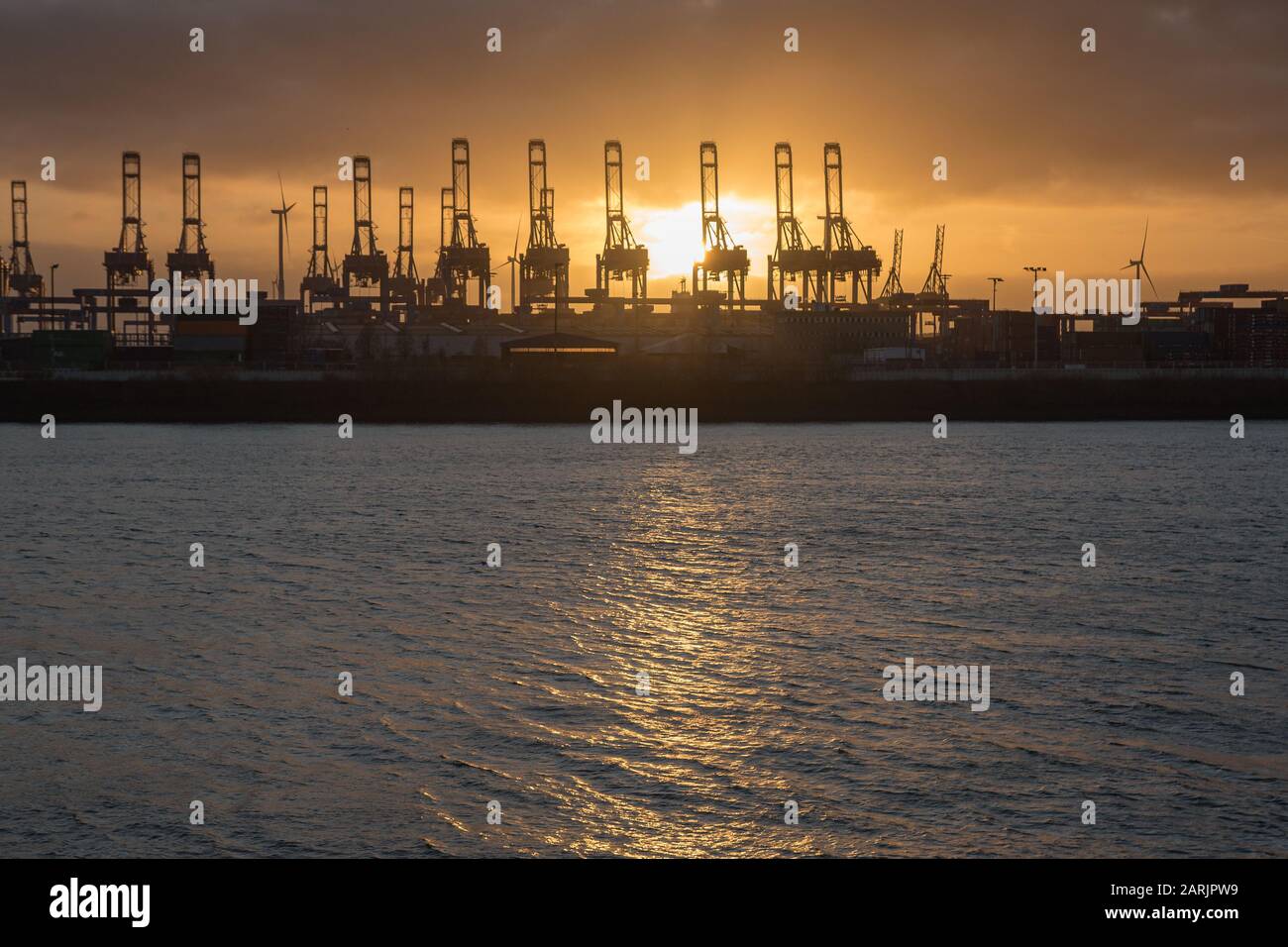Grande porto di Amburgo al tramonto Foto Stock