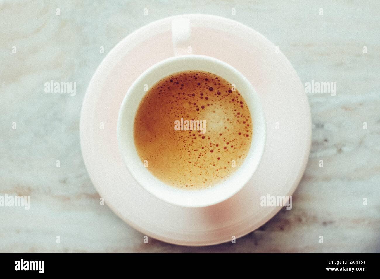 La prima colazione, brunch e concetto cafe - Mattina tazza di caffè con il latte sulla pietra di marmo laici piana, bevanda calda sul tavolo flatlay, vista dall'alto il cibo e la fotografia Foto Stock