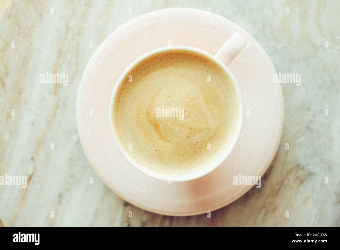 La prima colazione, brunch e concetto cafe - Mattina tazza di caffè con il latte sulla pietra di marmo laici piana, bevanda calda sul tavolo flatlay, vista dall'alto il cibo e la fotografia Foto Stock