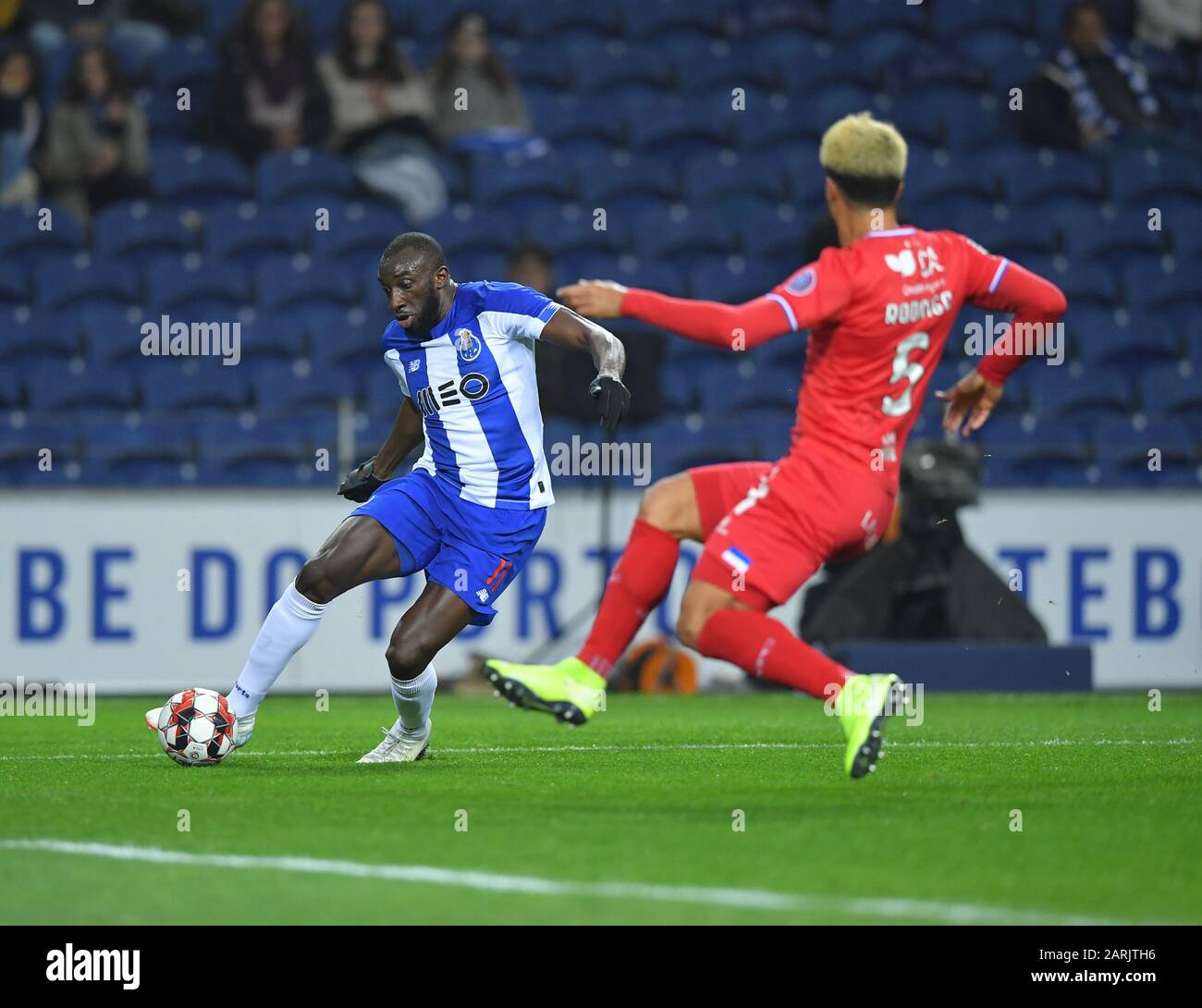 Porto, Portogallo. 28th Gen 2020. 28th gennaio 2020; Dragao Stadium, Porto, Portogallo; Campionato portoghese 2019/2020, FC Porto contro Gil Vicente; Moussa Marega del FC Porto controlla la palla mentre RODRIGAO di Gil Vicente salta nel credito Tackle: Action Plus Sports Images/Alamy Live News Foto Stock