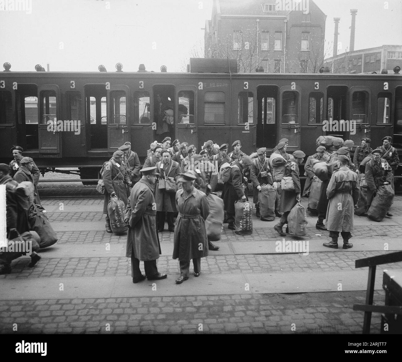 Partenza della nave Groote Beer con soldati in compagnia Bombe; imbarco truppe Data: 10 aprile 1949 Parole Chiave: Soldati, navi Foto Stock