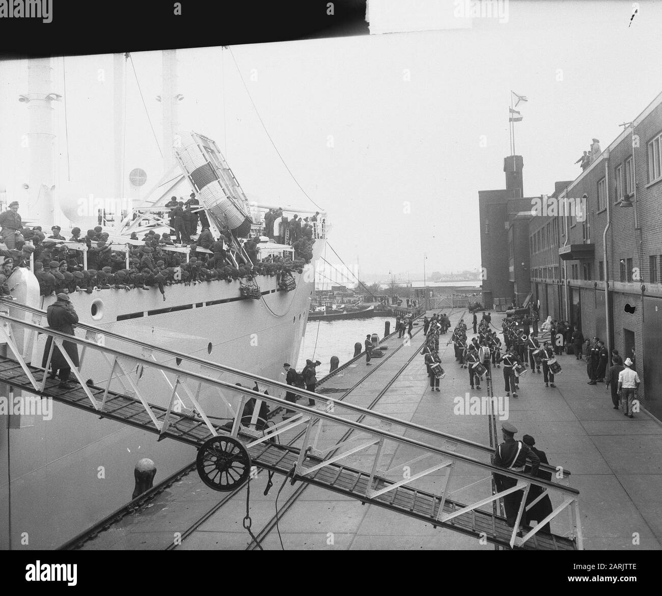 Partenza birra di Groote con soldati in compagnia Bombe; partenza del treno Data: 10 aprile 1949 Parole Chiave: Navi Foto Stock