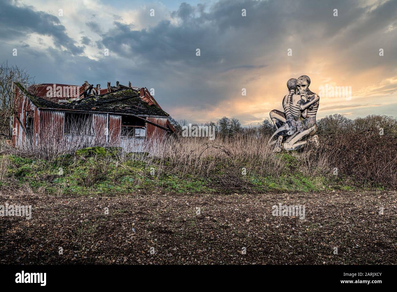 "La sopravvivenza dei Nuba" In un campo isolato vicino a un fienile fatiscente si trova questa agghiacciante rappresentazione della situazione dei popoli nuba del Sudan. Foto Stock