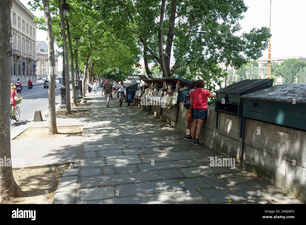 Bouquinistes de Paris (librai che vendono libri, riviste e stampe di seconda mano) su Quai de conti a St Germain-des-Pres, Parigi, Francia Foto Stock