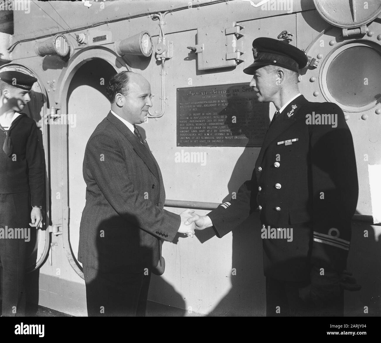 Partenza Hr Ms. Da Speijk Alle Indie Occidentali Annotazione: Dr. R.h. Posto (rappresentante del Suriname) e Primo tenente del mare E. Dankmeyer (comandante) Data: 15 novembre 1949 luogo: Base navale Den Helder Parole Chiave: Navy, navi militari Nome dell'istituzione: HM Van Speyk Foto Stock