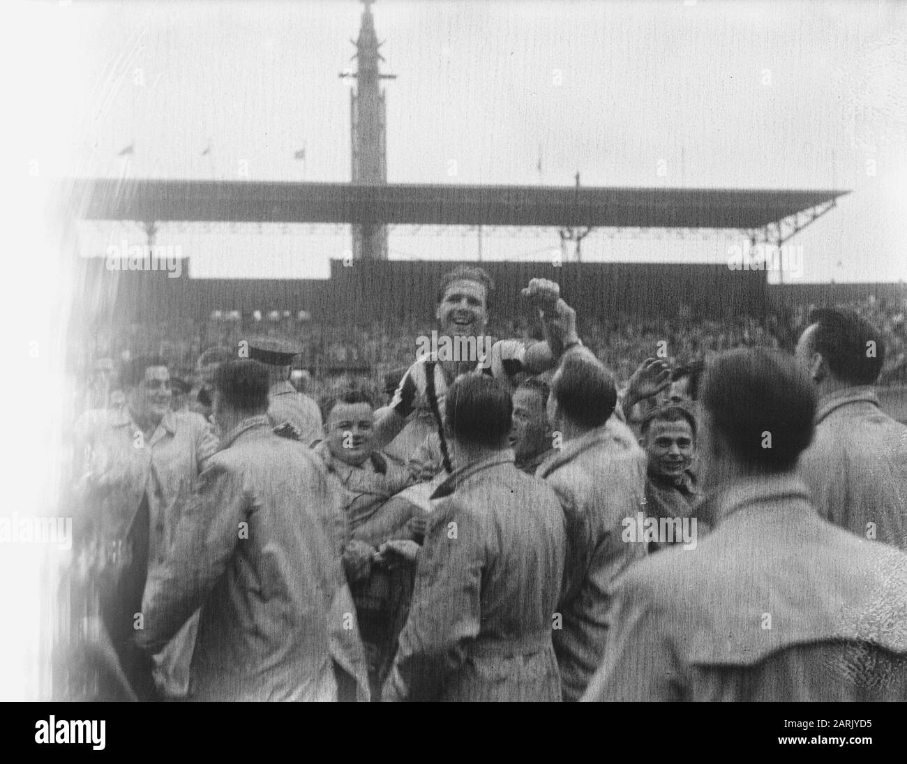 Calcio. AJAX-Willem II (1-2). Willem II campione dello sport olandese, calcio Annotazione: Willem II midvoor Jan van Roesel (?) è indossato dai tifosi Data: 15 giugno 1952 Località: Amsterdam, Noord-Holland Parole Chiave: Sport, calcio Nome istituzione: Willem II Foto Stock