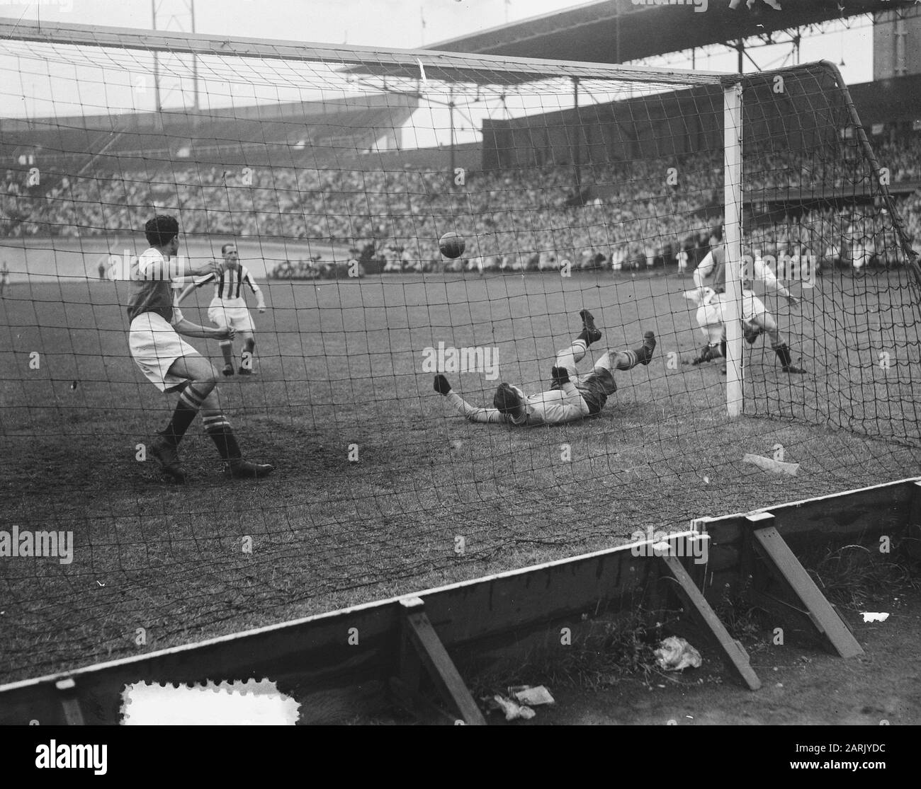 Calcio. AJAX-Willem II (1-2). Willem II campione dei Paesi Bassi sport, calcio Data: 15 Giugno 1952 Località: Amsterdam, Noord-Holland Parole Chiave: Sport, calcio Nome dell'istituzione: Willem II Foto Stock