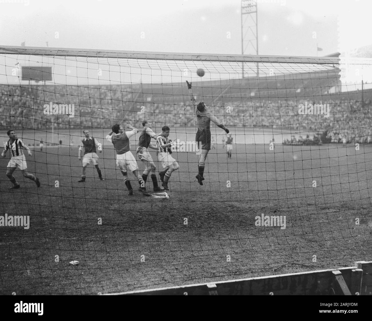 Calcio. AJAX-Willem II (1-2). Willem II campione dei Paesi Bassi Data del momento del gioco: 15 giugno 1952 Località: Amsterdam, Noord-Holland Parole Chiave: Sport, football Nome dell'istituzione: Willem II Foto Stock