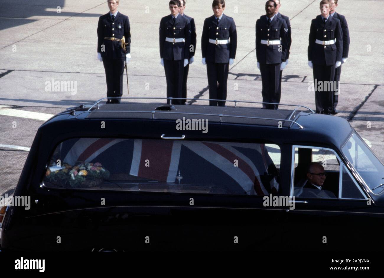 AJAXNETPHOTO.30th AGOSTO, 1979. EASTLEIGH, INGHILTERRA. - MOUNTBATTEN VIENE HOME - AIRCRAFTMEN DEL VOLO DELLA REGINA GUARDARE LA BANDIERA DELL'UNIONE DRAPPEGGIATO BARA DI 1ST EARL MOUNTBATTEN DELLA BIRMANIA LASCIARE IL CAMPO AEREO EN-ROUTE ALLA SUA CASA ROMSEY DOPO L'AMMIRAGLIO DELLA FLOTTA ASSASSINIO IN IRLANDA. FOTO:JONATHAN EASTLAND/AJAX REF:20310018 Foto Stock