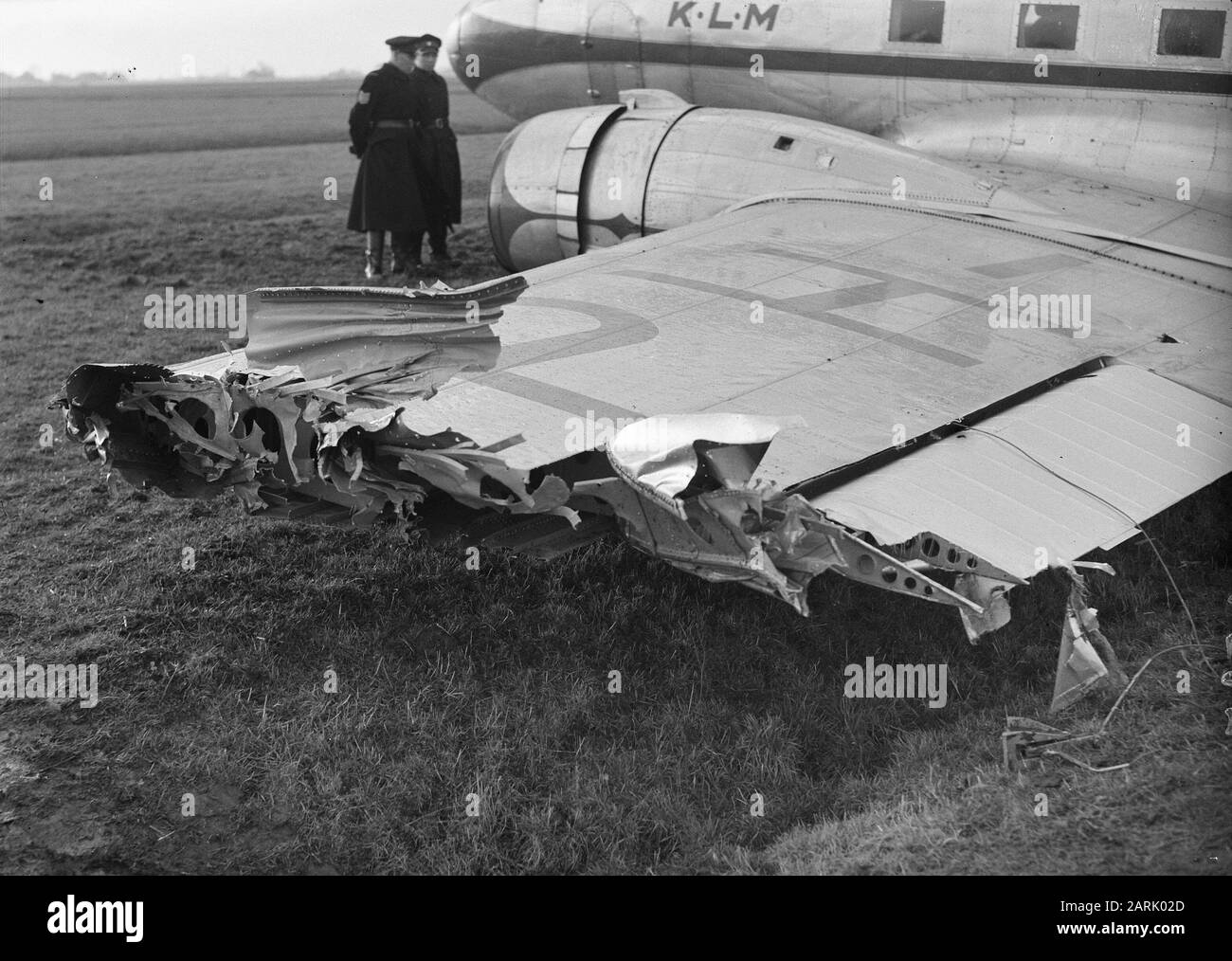 Incidente aereo con un KLM Douglas Dakota DC3 su Leeuwarden. L'aereo ha colpito una torre della chiesa con un'ala sopra Leeuwarden. Primo piano foto del danno all'ala Data: 28 dicembre 1947 luogo: Friesland, Leeuwarden Parole Chiave: Aviazione, incidenti, aeroplani Nome personale: Douglas Nome istituzione: KLM Foto Stock Incidente aereo con un KLM Douglas Dakota DC3 su Leeuwarden. L'aereo ha colpito una torre della chiesa con un'ala sopra Leeuwarden. Primo piano foto del danno all'ala Data: 28 dicembre 1947 luogo: Friesland, Leeuwarden Parole Chiave: Aviazione, incidenti, aeroplani Nome personale: Douglas Nome istituzione: KLM Foto Stock