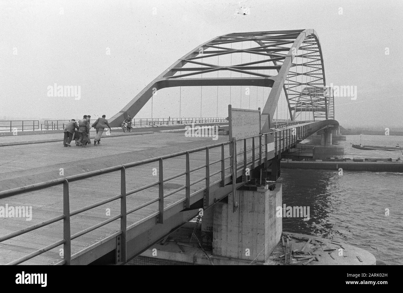 Ponte stradale sopra Merwede vicino Gorkum quasi pronto Data: 10 Febbraio 1961 luogo: Gorinchem Parole Chiave: Ponti stradali Nome personale: Merwede Foto Stock